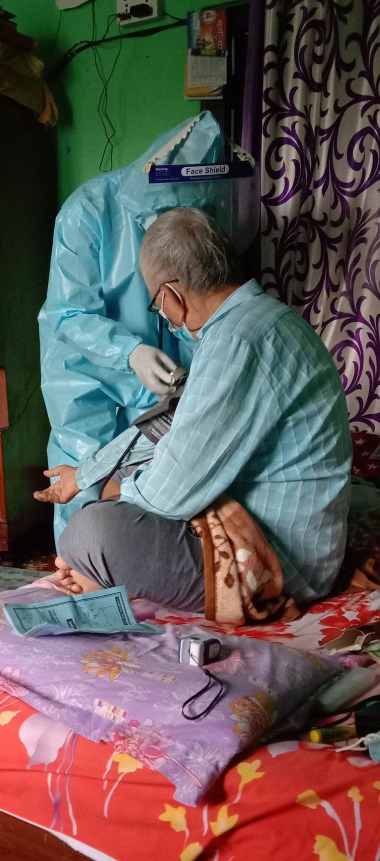 कोरोना संक्रमितका सारथी बन्दै डा. गिर रोदन महरा