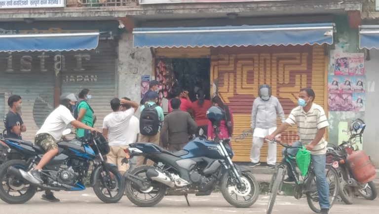 सातामा दुई दिन बजार खोल्ने निर्णयले जोखिम बढायो, मानिसले सामाजिक दुरी पालना गरेनन्