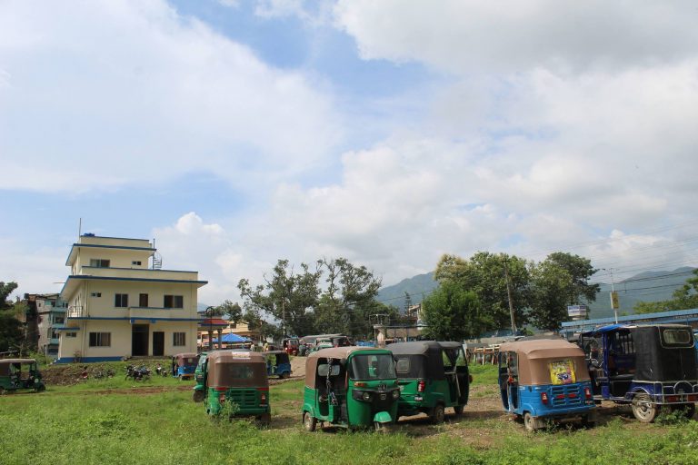 नियम विपरित चलेको भन्दै ट्राफिक प्रहरीद्वारा सयौं अटो नियन्त्रणमा