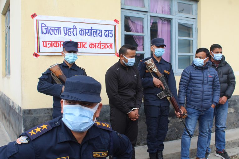 नाटकिय ढंगले भागेका कैदी भारतबाट पक्राउ