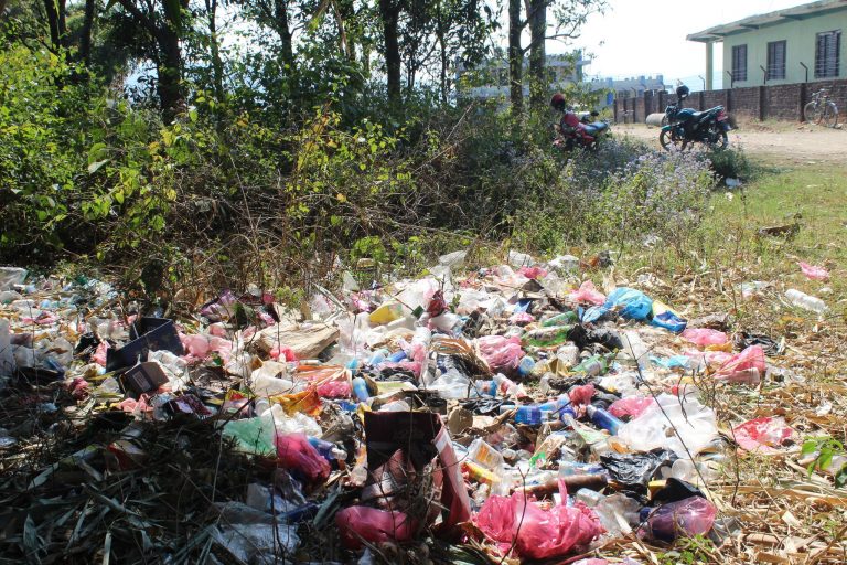 स्वास्थ्य संस्था अगाडि फोहोरको थुप्रो