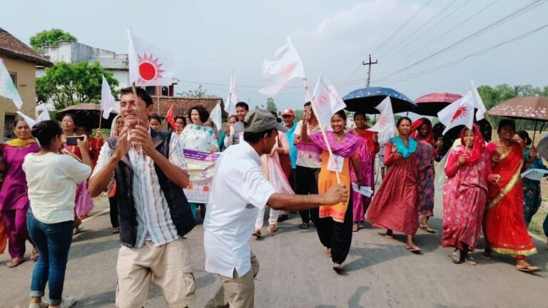 दंगीशरणमा नाच्दै गाउँदै एमालेको घरदैलो