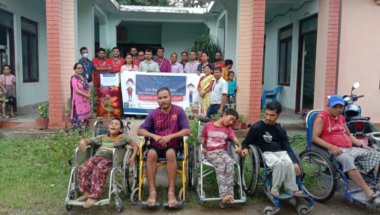 मेघा बैंकका कर्मचारीद्वारा अपाङ्गसंघलाई फ्रिज हस्तान्तरण