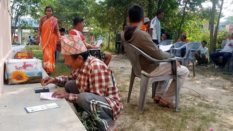 मतदान गर्ने तरिका थाहा नपाएर मतदाता अलमल