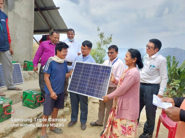 घोसखोलामा सोलार पुगेपछि विस्थापितको खतरा टर्यो