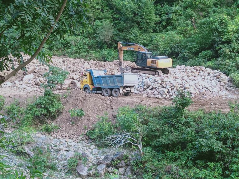 घोराहीको बाम्ला खोलाबाट अवैध उत्खनन