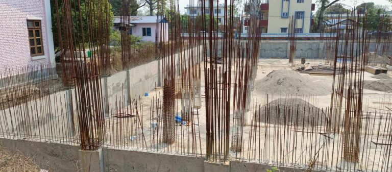 ठेकेदारको बदमासीले घोराही उपमहानगरको प्रशासनिक भवन अलपत्र