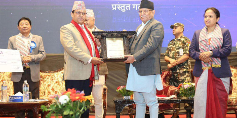 डा. गिरीलाई आइसीटी एक्सिलेन्स अवार्ड