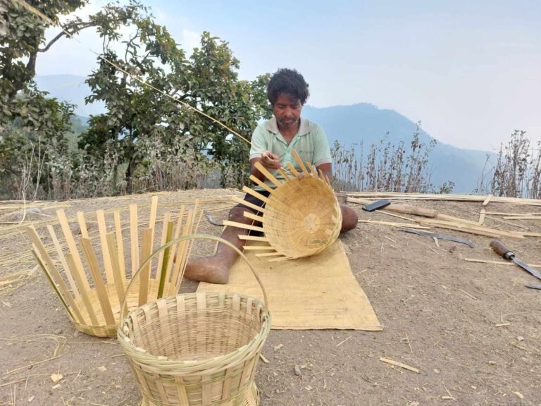 बाँसको सामग्री बेचेर आम्दानी
