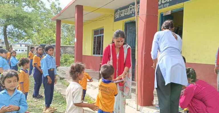 डिसीद्वारा जन्मदिनमा शैक्षिक सामग्री सहयोग