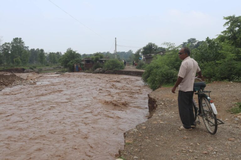 सेवार खोलाको बाढी बस्तीमा पसेपछि स्थानीय त्रासमा