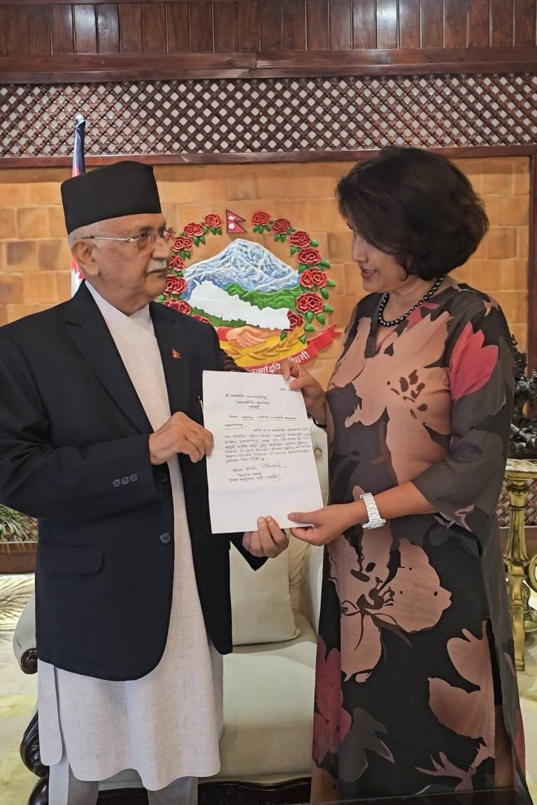 विमानस्थल विस्तारका लागि प्रधानमन्त्रीलाई कोमल ओलिको ज्ञापन पत्र