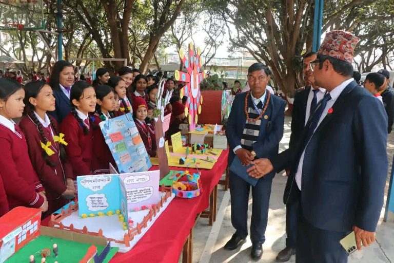 गुरुकुल एकेडेमीहरूद्वारा संयुक्त विज्ञान प्रदर्शनी