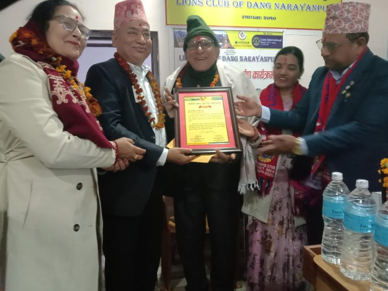 लायन्स क्लव नारायणपुरद्वारा दुईजनालाई सम्मान